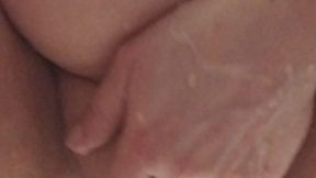 viens me voir sous me caresser sous ma douche