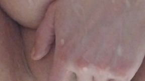 viens me voir sous me caresser sous ma douche