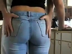 Cette petite salope en tight jeans se fait peloter le cul.