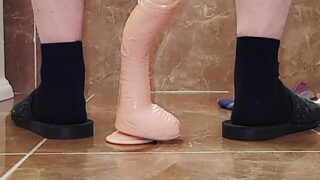 Ein ukrainischer Amateur masturbiert in intensiven Nahaufnahmen in selbstgedrehten Aufnahmen.