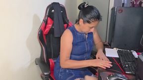 Beautiful stepmother with a tight pussy masturbates in her gaming chair