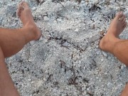 Pisciata in pubblico sulla spiaggia