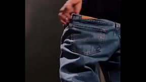 me pone a mamar verga a escondidas de la reunion de amigos y me folla