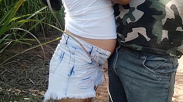 Casada tranzando no mato com o amigo da escola ao ar livre.completo!