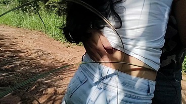 Casada tranzando no mato com o amigo da escola ao ar livre.completo!