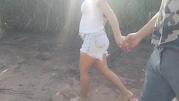 Casada tranzando no mato com o amigo da escola ao ar livre.completo!