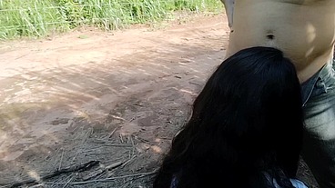 Casada tranzando no mato com o amigo da escola ao ar livre.completo!