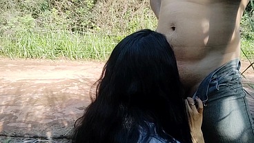 Casada tranzando no mato com o amigo da escola ao ar livre.completo!