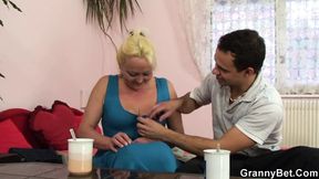 Guy drilling her old hairy pussy