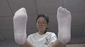 Xiaoxin shows off her beautiful feet close-up18 Socks removed