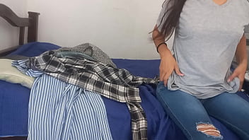 Teen 183 se decuida y deja la camara encendida mientras se arregla para ir a la universidad teen18