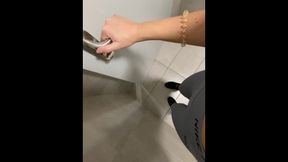 Omg She Masturbates In The Changing Room Before Going To The Gym