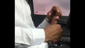 Novinho gozando no carro.