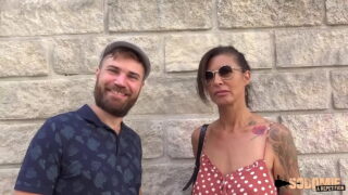 Un tip brunetă amator cu o curvă franceză MILF fute anal