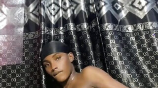 Cô gái trẻ nghiệp dư tự sướng bằng cách dùng dương vật giả màu đen khổng lồ đâm vào mông mình.