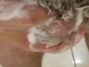 Se masturbando com sabonete e muita porra entre os dedos