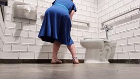 Weekend toilet time with QueenGoddessKatie