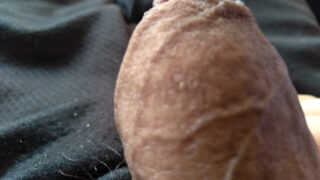 Jovens garanhões recebem enormes pênis sem camisinha em cenas quentes de sexo anal.