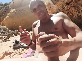 Pompino con sborrata su una spiaggia affollata