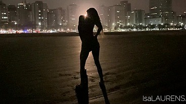 embarquei numa aventura nas praias de Santos, onde fui dar pela primeira vez pro moreno dotado da transbrazil e claro que ele me fodeu gostoso no pelo leitando tudo dentro da minha cuceta rosada