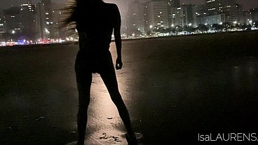 embarquei numa aventura nas praias de Santos, onde fui dar pela primeira vez pro moreno dotado da transbrazil e claro que ele me fodeu gostoso no pelo leitando tudo dentro da minha cuceta rosada