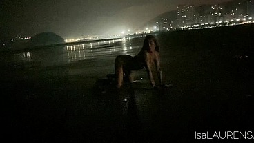 embarquei numa aventura nas praias de Santos, onde fui dar pela primeira vez pro moreno dotado da transbrazil e claro que ele me fodeu gostoso no pelo leitando tudo dentro da minha cuceta rosada