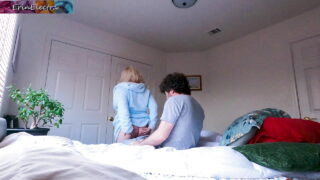 A una nena de culo grande y grueso le follan el culo duro con un final creampie desordenado