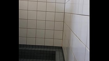 Im Keuschheitsg&uuml_rtel verschlossen im Freibad geduscht