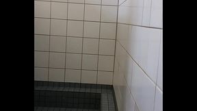 Im Keuschheitsg&uuml_rtel verschlossen im Freibad geduscht