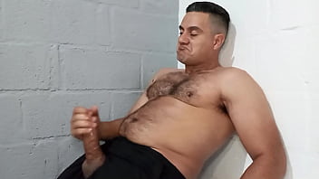 YURI GA&Uacute_CHO - URSO BRASILEIRO MEGA-DOTADO MACETANDO A PICA E GOZANDO FORTE - URSO PELUDO MASTURBANDO A PICA GROSSA
