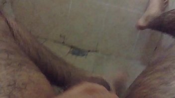 Jerking off in the shower / Pajandome en la ducha