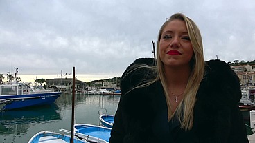 Bombe anatomique de 25ans, Ashley commence à réaliser ses fantasmes !