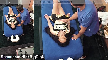 Esta Cheerleader es follada por su masajista y el se corre en sus tetas