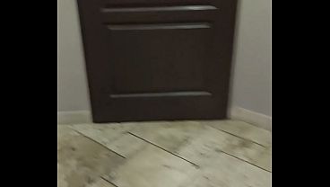 Je me balladexsans culotte avec un plug dans le cul dans la ruecetcau restau. Excitee je vais me faire jouir dans les toilettes !