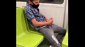 M&aacute_scarado batendo punheta no metro