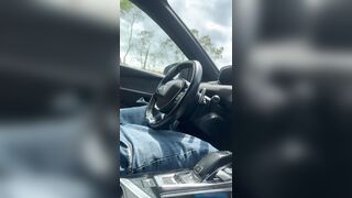 Je masturbe ma grosse bite dans la voiture et grosse ejaculation risquée en extérieur ????????????