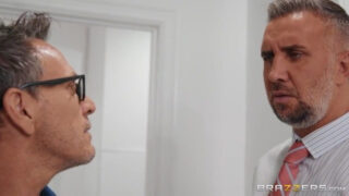 Le corps potelé et les gros seins d'Angela White rebondissent lors d'une intense pénétration anale.