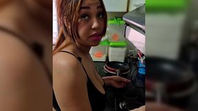 muchacha del servicio haciendo limpieza desnuda a toda la casa y terminos en la cama follando