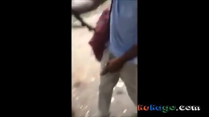 Negao roludo mostrando pau pras safadas