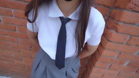 se van al patio!! chupandola en la escuela! colegiala cogiendo con estudiante! le llena de leche la falda y asi se va al salon! sexo publico! completo