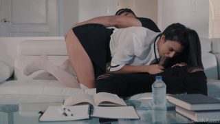 Maleńka uczennica cosplayerka ostro ruchana w hardcorowym filmie