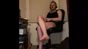 Ava Maxwell makes employee kiss her feet