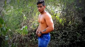 H&eacute_tero trocando de roupa na floresta