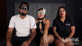 cornudo observa a su hotwife con tres hombres