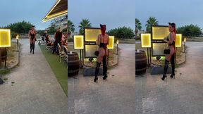 je m exhib devant un restaurant deguisee en petite chatte, un long plug queue ...