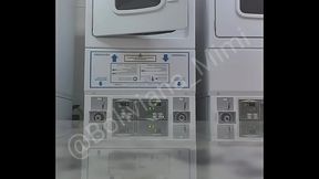 Mimi sem calcinha na lavanderia