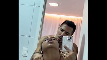 Sexo no banheiro com for&ccedil_a