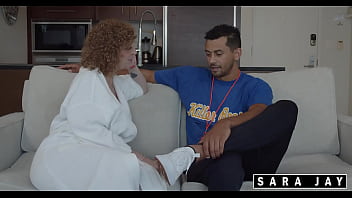 Bouncy Ass MILF! Sara Jay Gets On Alex Jones &amp_ Fucks Him Hard!