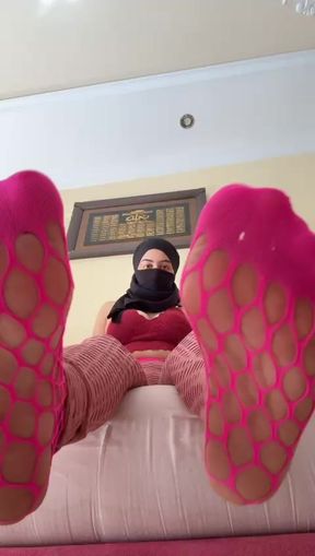 Muslim feet fantasy: arab hijabi babe plays with her toes &amp; soles in slow, teasing barefoot show