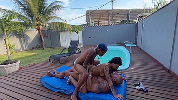 Sendo a fêmea obediente de 2 machos no pelo.